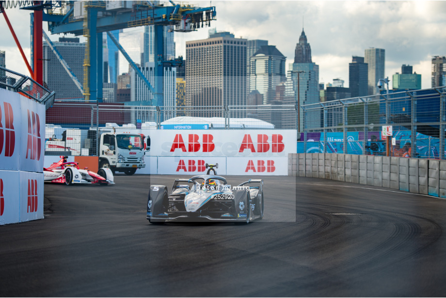 Spacesuit Collections Photo ID 252920, Peter Minnig, New York City ePrix, United States, 09/07/2021 17:38:51