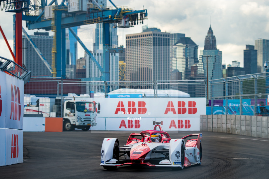 Spacesuit Collections Photo ID 252921, Peter Minnig, New York City ePrix, United States, 09/07/2021 17:38:53