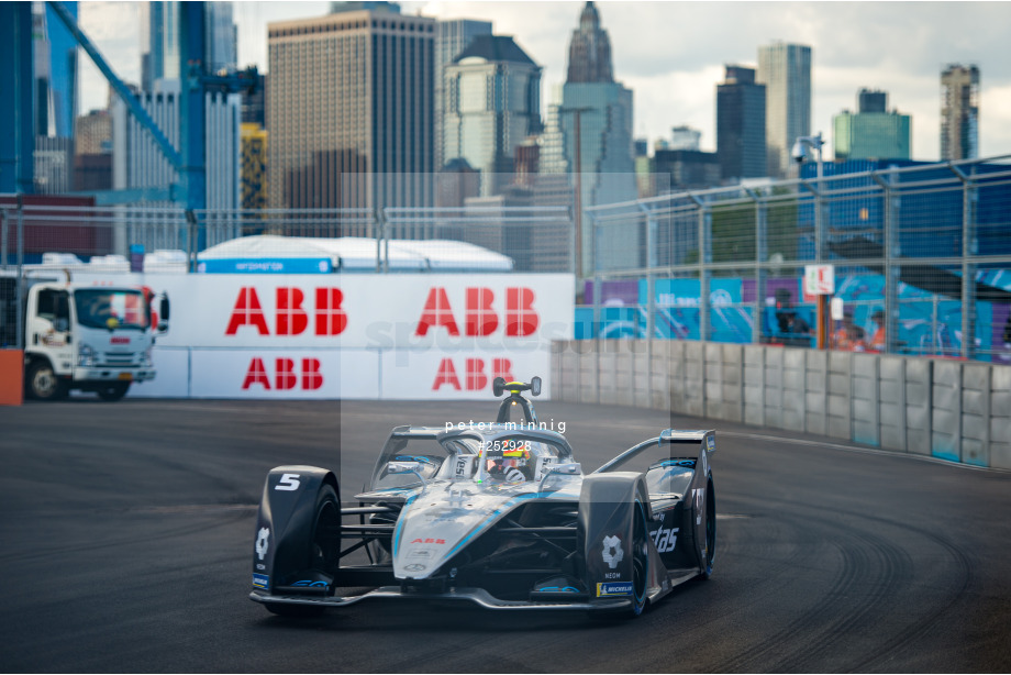 Spacesuit Collections Photo ID 252928, Peter Minnig, New York City ePrix, United States, 09/07/2021 17:40:21