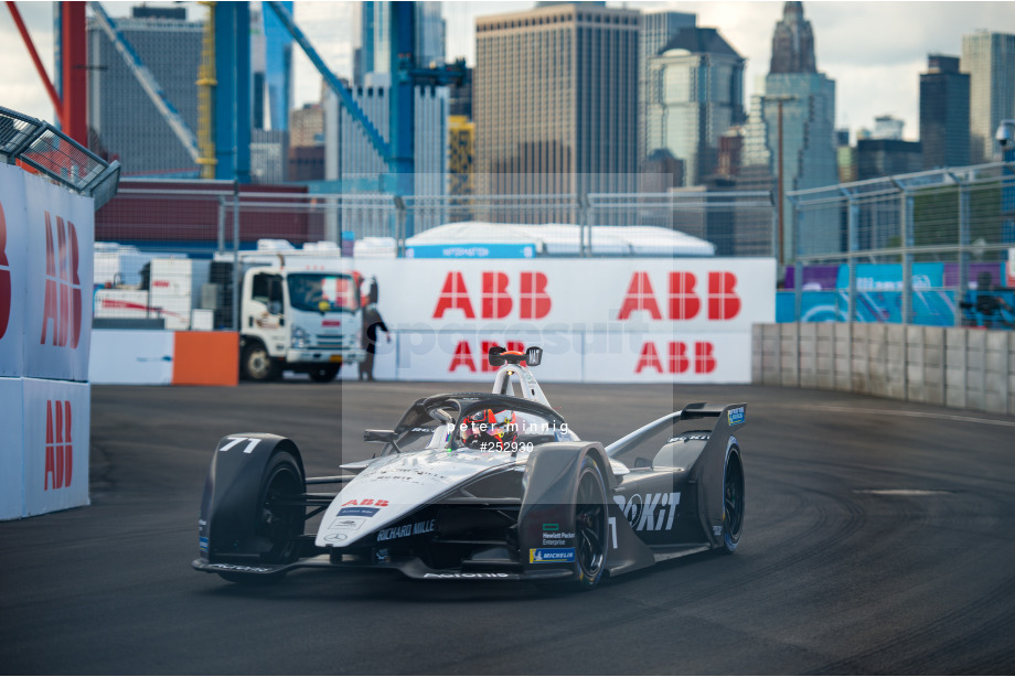 Spacesuit Collections Photo ID 252930, Peter Minnig, New York City ePrix, United States, 09/07/2021 17:40:52