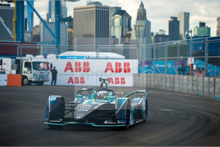 Spacesuit Collections Photo ID 252932, Peter Minnig, New York City ePrix, United States, 09/07/2021 17:41:12