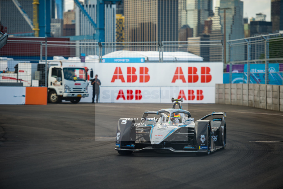 Spacesuit Collections Photo ID 252941, Peter Minnig, New York City ePrix, United States, 09/07/2021 17:41:42