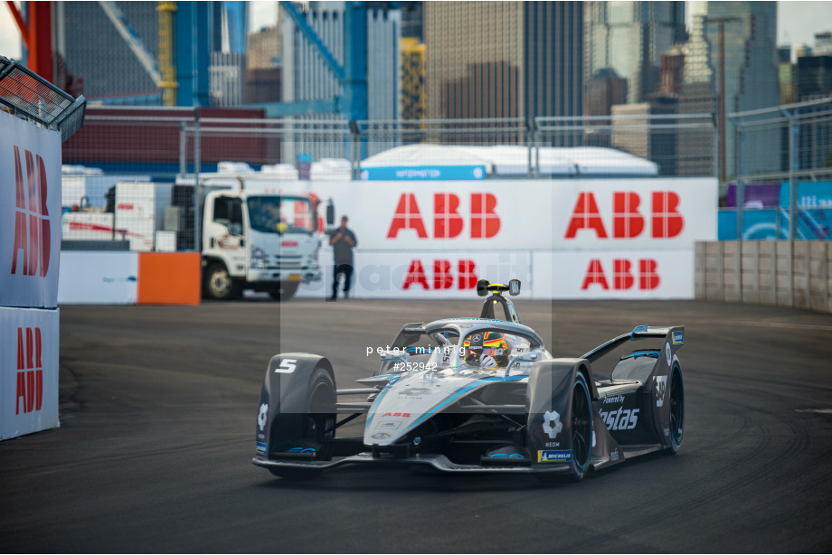 Spacesuit Collections Photo ID 252942, Peter Minnig, New York City ePrix, United States, 09/07/2021 17:41:42