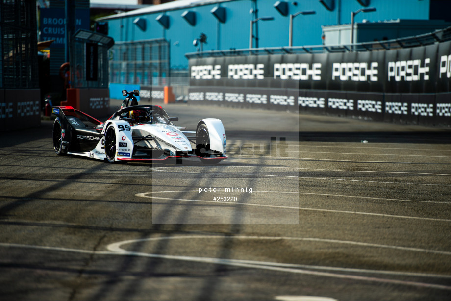 Spacesuit Collections Photo ID 253220, Peter Minnig, New York City ePrix, United States, 10/07/2021 08:15:09