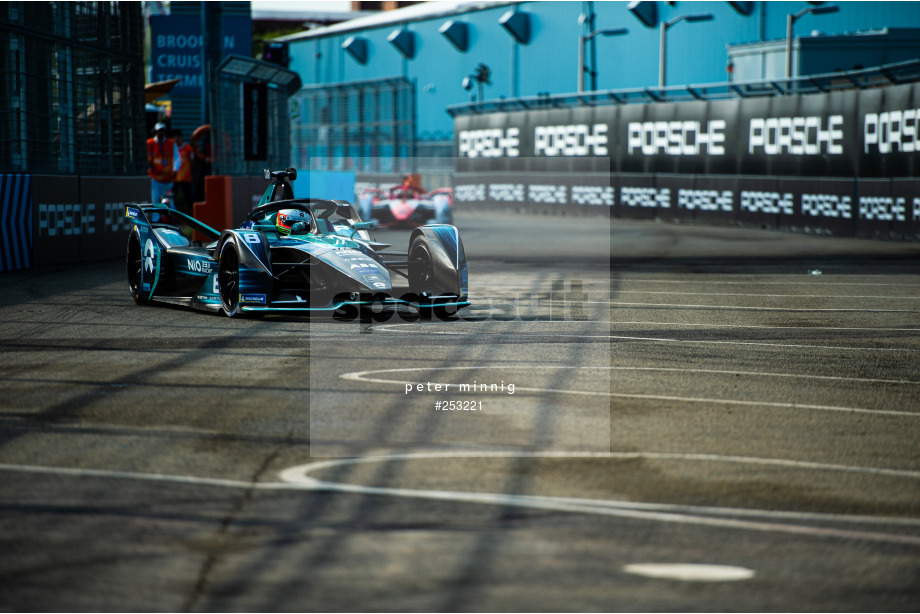 Spacesuit Collections Photo ID 253221, Peter Minnig, New York City ePrix, United States, 10/07/2021 08:15:16