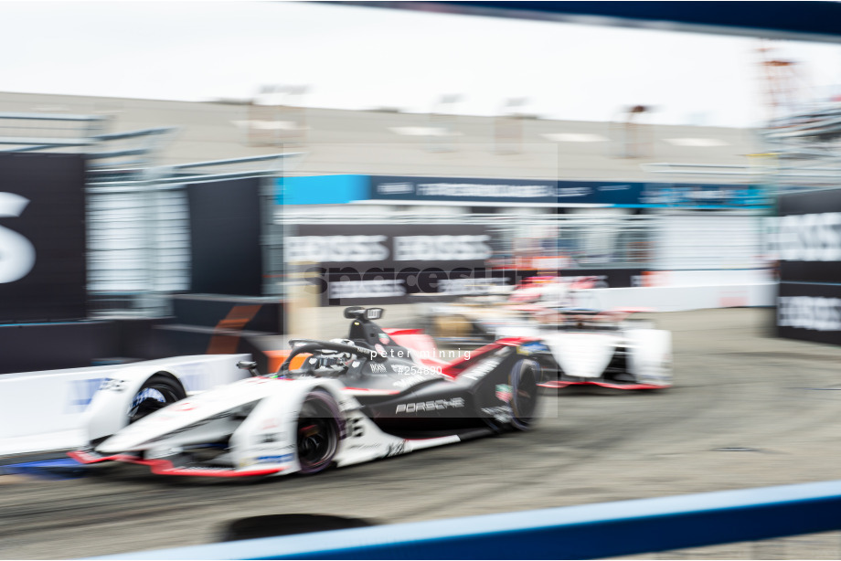 Spacesuit Collections Photo ID 254890, Peter Minnig, New York City ePrix, United States, 11/07/2021 13:50:52