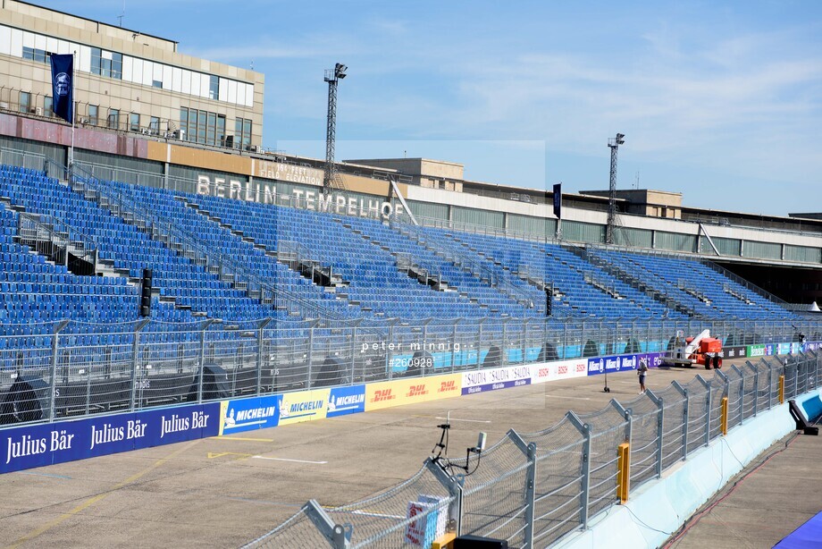 Spacesuit Collections Photo ID 260928, Peter Minnig, Berlin ePrix, Germany, 12/08/2021 10:01:47