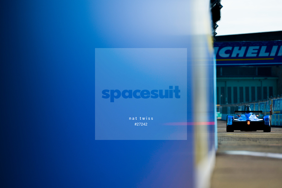 Spacesuit Collections Photo ID 27242, Nat Twiss, Berlin ePrix, Germany, 11/06/2017 08:16:15