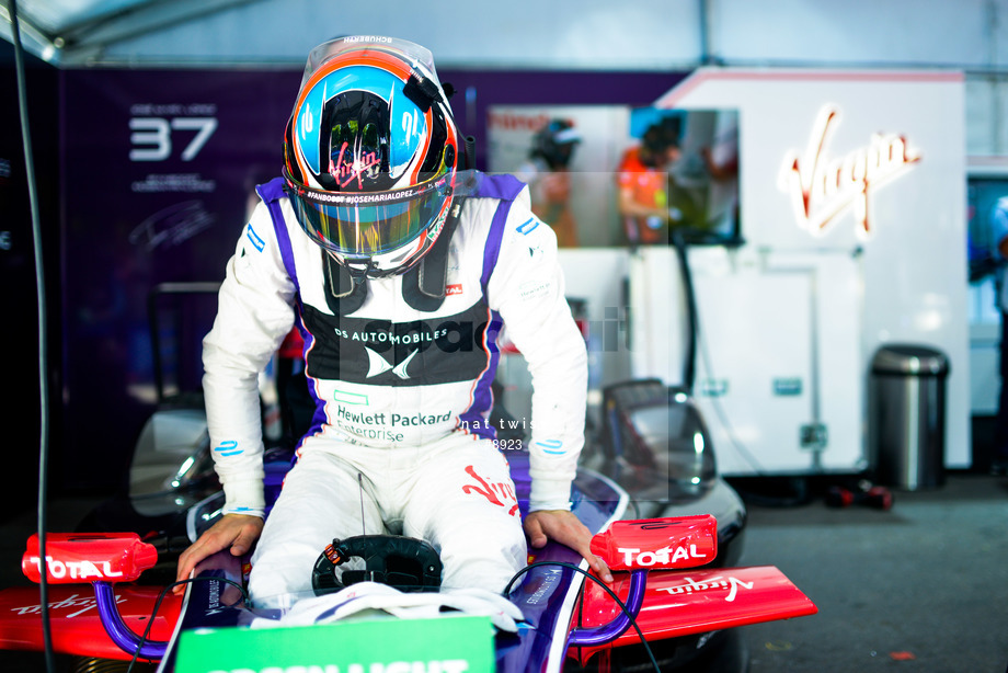 Spacesuit Collections Photo ID 8923, Nat Twiss, Buenos Aires ePrix, Argentina, 17/02/2017 14:56:21