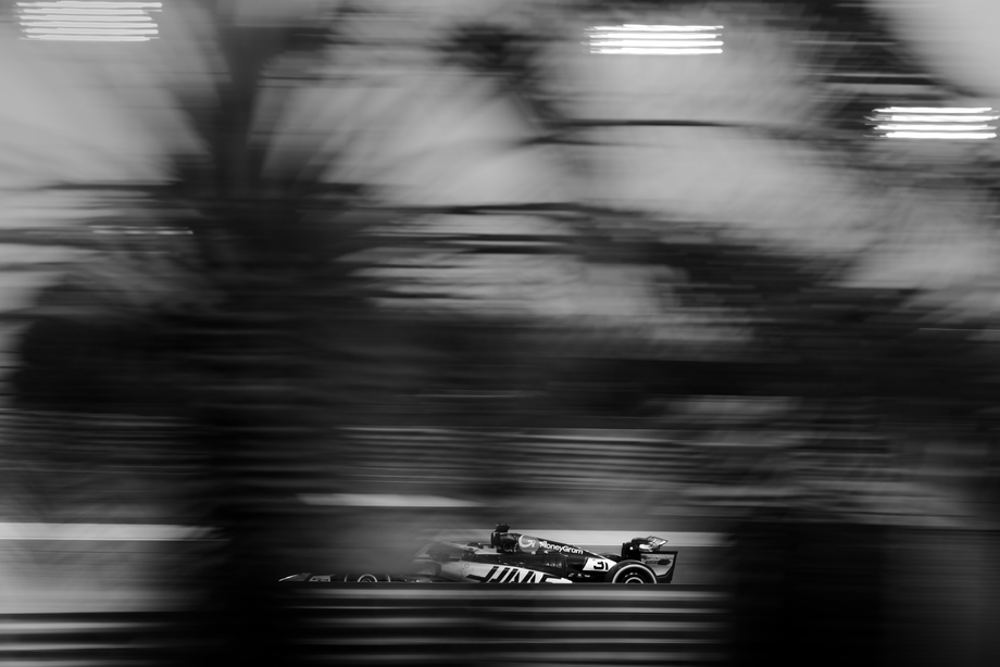 F1 preseason test 2025: black and white