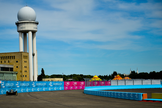 Spacesuit Collections Photo ID 25914, Lou Johnson, Berlin ePrix, Germany, 09/06/2017 15:23:18